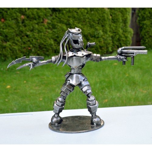 Predator with spears and gun sculpture : scrap metal model